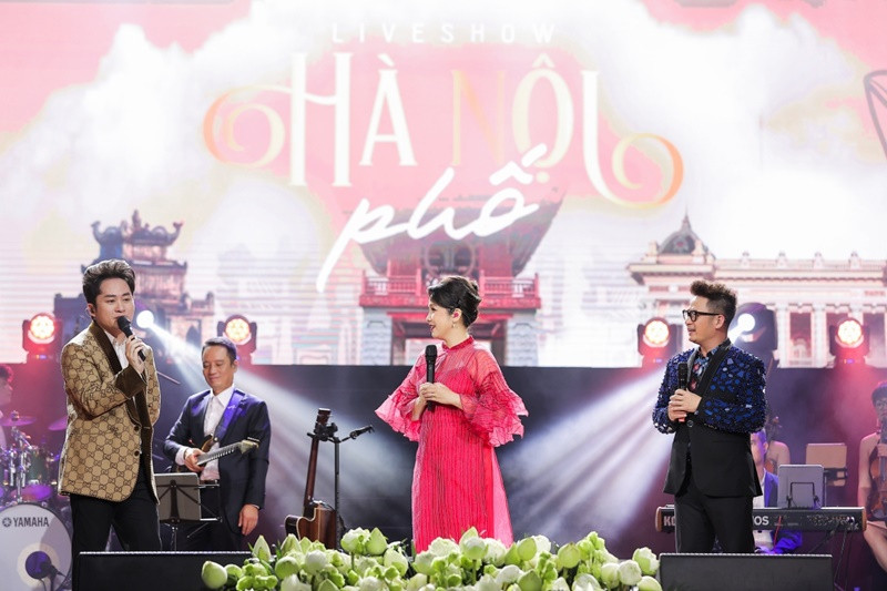 Anh Quân chính là giám đốc âm nhạc cho liveshow Hà Nội phố của Mỹ Linh và Bằng Kiều. Ngoài ra, trong đêm nhạc, Anh Quân chỉ huy dàn nhạc, đệm đàn cho vợ hòa giọng với tình cũ. Ảnh: VOV