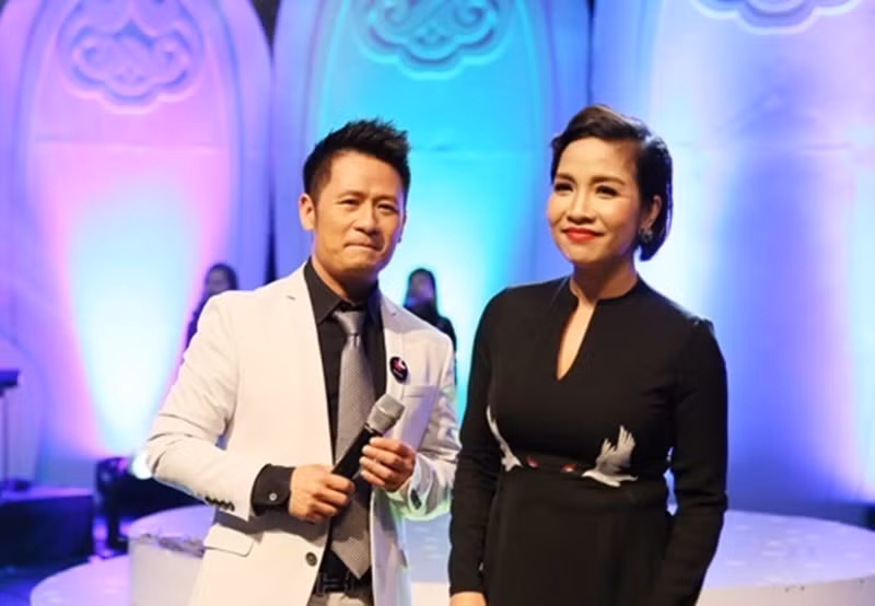 Trên Arttimes, Bằng Kiều chia sẻ về mối quan hệ với Mỹ Linh: “Mỹ Linh với tôi gặp nhau thường xuyên và thỉnh thoảng hát cùng nhau tại các show ca nhạc ở khắp nơi từ Việt Nam tới Mỹ nên tôi có cảm giác rất quen thuộc và thoải mái khi cả hai làm việc cùng nhau”. Ảnh: Vietnamnet.