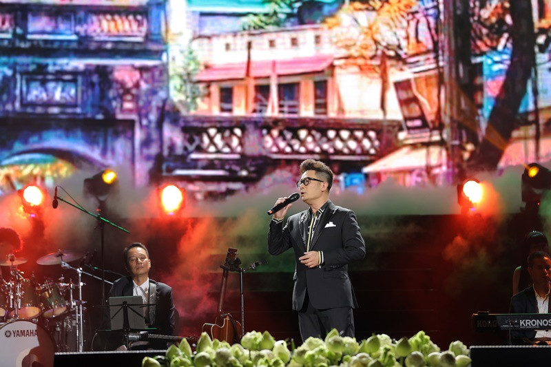 Trong đêm nhạc Hà Nội phố, khi Mỹ Linh kể về chuyện tình cùng Bằng Kiều cũng như tung hứng với Bằng Kiều, nhạc sĩ Anh Quân liên tục bật cười. Ảnh: Vietnamnet.
