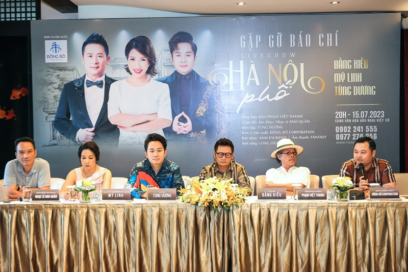 Về mối quan hệ với Anh Quân, Bằng Kiều chia sẻ trên Thương Hiệu Và Pháp Luật, hai người gặp nhau lần nào cũng bông đùa về chuyện cũ. Cả hai hay đi chơi golf cùng nhau hoặc hội ngộ trong các chương trình ca nhạc. Mỗi khi được Anh Quân mời về nhà chơi, Bằng Kiều đều lấy lý do "ngại chết đi được" để thoái thác vì chưa sắp xếp được thời gian. Ảnh: Đại Đoàn Kết.