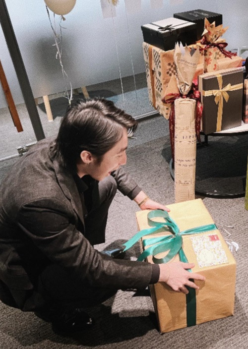 Nam ca sĩ gốc Thái Bình được các thành viên trong công ty tặng quà. Ảnh: FBNV.