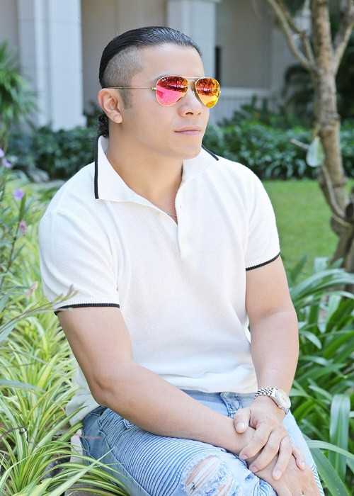 Nam ca sĩ là quán quân Sao Mai điểm hẹn năm 2004.