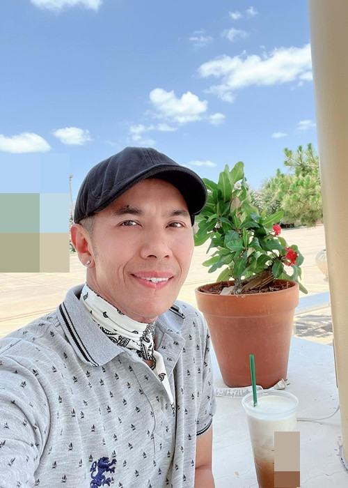 Kasim Hoàng Vũ trông khác lạ còn bởi anh cắt tóc ngắn. Hơn 20 năm qua, anh thường để tóc dài.