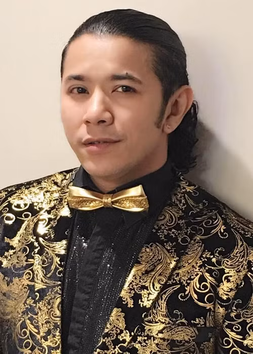 Hình ảnh Kasim Hoàng Vũ cách đây ít năm. Anh để tóc dài, sở hữu gương mặt và vóc dáng đầy đặn.