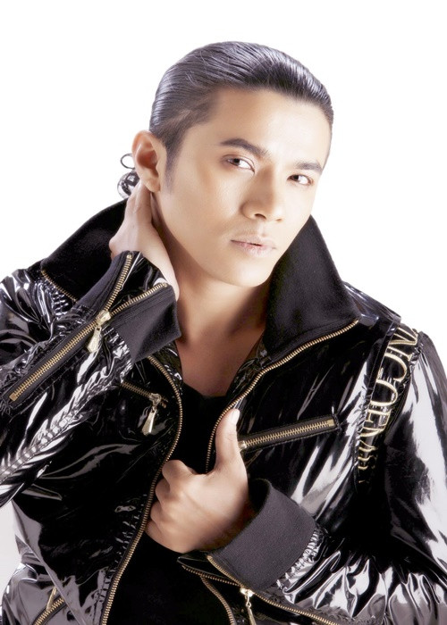 "Mặt mình sau khi điều trị thì gầy, nhưng giờ thì body chuẩn, không còn bị bụng phệ nữa", nam ca sĩ chia sẻ.