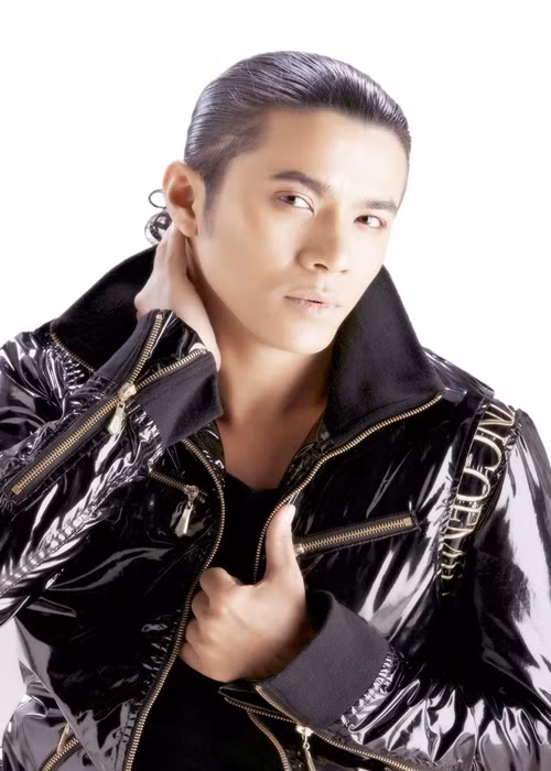 "Mặt mình sau khi điều trị thì gầy, nhưng giờ thì body chuẩn, không còn bị bụng phệ nữa", nam ca sĩ chia sẻ.