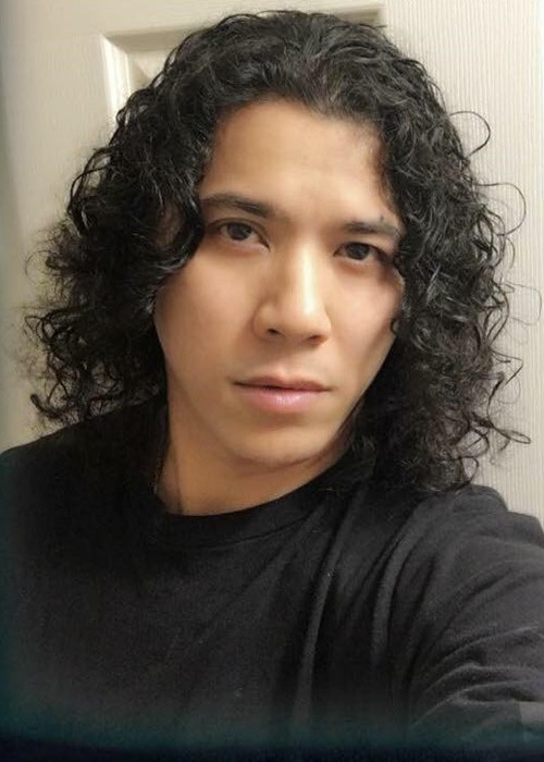 Kasim Hoàng Vũ sinh ra trong gia đình có truyền thống nghệ thuật. Mẹ của nam ca sĩ là nữ hoàng nhạc rock Bích Phương.