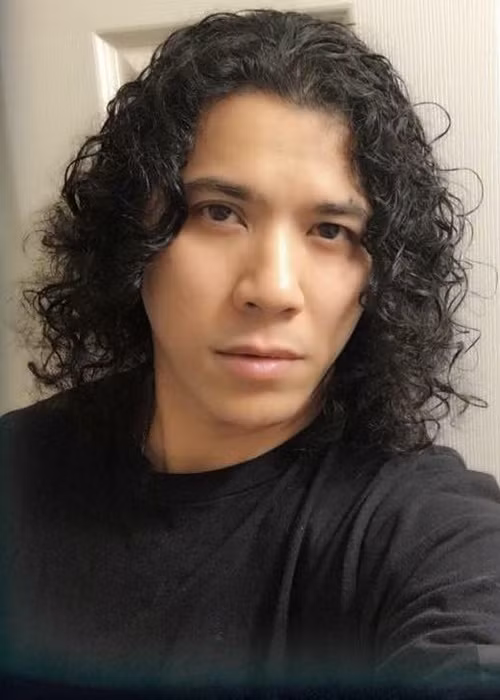 Kasim Hoàng Vũ sinh ra trong gia đình có truyền thống nghệ thuật. Mẹ của nam ca sĩ là nữ hoàng nhạc rock Bích Phương.