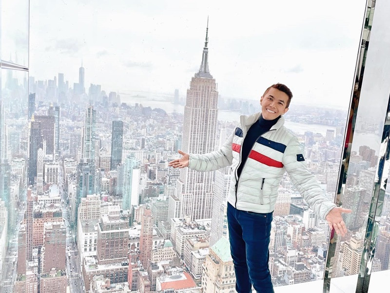 Nam ca sĩ chia sẻ trên Vietnamnet, anh được bác sĩ dặn nghỉ ngơi khoảng 5, 6 tháng để phần xương và cơ hàm hồi phục hoàn toàn. Vì chưa hát được gần đây, Kasim Hoàng Vũ chăm chỉ tập đàn piano.