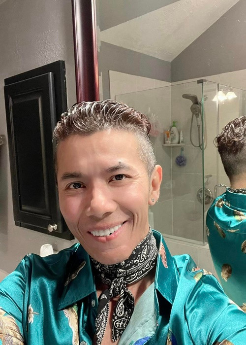 Nam ca sĩ ăn ít hơn trước và chỉ ăn đồ mềm sau ca phẫu thuật nên cơ hàm không hoạt động nhiều khiến gương mặt trở nên gầy.