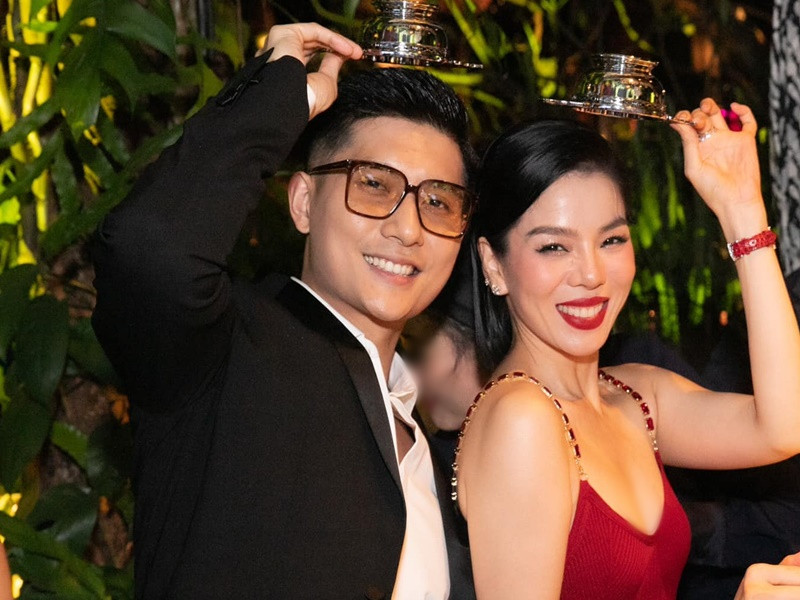 Lâm Bảo Châu còn giúp hình ảnh Lệ Quyên đẹp hơn. "Tư duy trẻ trung của bạn ấy giúp Quyên bớt cục bộ hơn. Ngày xưa làm gì có tập thể dục, giờ tập rất miệt mài", nữ ca sĩ chia sẻ.