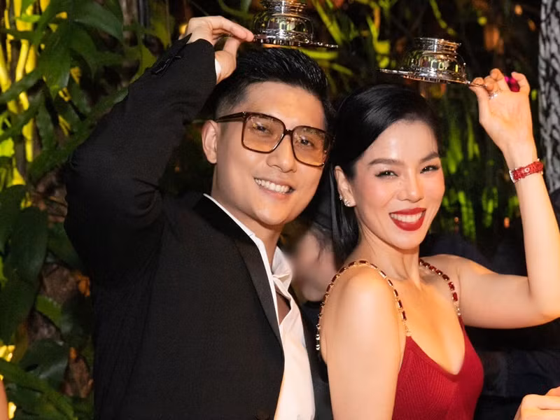 Lâm Bảo Châu còn giúp hình ảnh Lệ Quyên đẹp hơn. "Tư duy trẻ trung của bạn ấy giúp Quyên bớt cục bộ hơn. Ngày xưa làm gì có tập thể dục, giờ tập rất miệt mài", nữ ca sĩ chia sẻ.