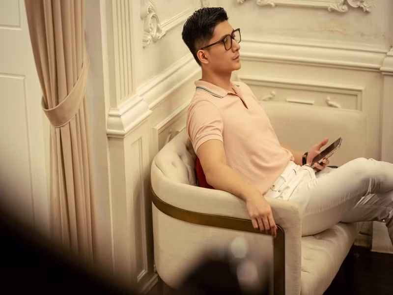 Theo lời Lệ Quyên, Lâm Bảo Châu bận rộn với công việc người mẫu. Tuy nhiên, từ khi yêu cô, anh hy sinh sự nghiệp riêng để hỗ trợ Lệ Quyên.