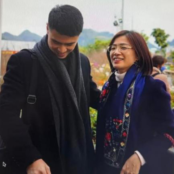 Cô học được ở mẹ chồng sự tháo vát, tính toán, chu toàn công việc một cách hợp lý. Thùy Dung nói: "Mẹ chồng tôi còn trẻ nên tính cách thoải mái, tâm lý. Tôi và mẹ có chung sở thích chụp hình nên những ngày du xuân thường chụp cho nhau".