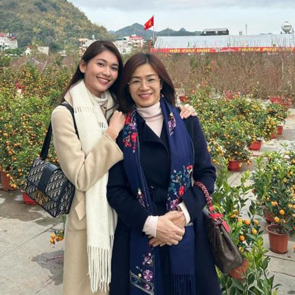 Người còn đẹp ấn tượng với món salad do gia đình chồng từng sống ở Nga thường trộn để bày biện tại các bữa tiệc. Khi về Việt Nam, họ vẫn giữ truyền thống này. "Tôi được mẹ chồng dạy cho công thức chế biến món này. Khi về TP HCM, tôi sẽ làm cho bố mẹ đẻ cũng như chồng thưởng thức thường xuyên", Thùy Dung cho hay.