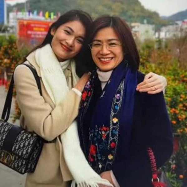 Trái ngược nỗi lo khi về làm dâu gia đình gốc Hà Nội với nhiều lễ nghi, Á hậu Thùy Dung lại có cuộc sống đồng điệu với mẹ chồng. Khi tâm sự về mẹ chồng hồi Tết năm nay, người đẹp kể được mẹ chồng chỉ bảo để chuẩn bị mâm cơm tất niên cúng tổ tiên. Các bữa ăn thường có nem, chả, thịt gà, cá hồi.