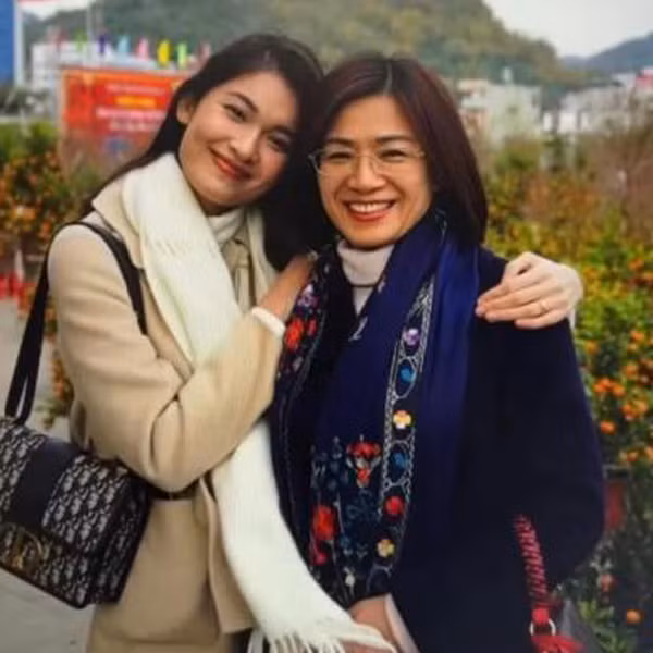 Trái ngược nỗi lo khi về làm dâu gia đình gốc Hà Nội với nhiều lễ nghi, Á hậu Thùy Dung lại có cuộc sống đồng điệu với mẹ chồng. Khi tâm sự về mẹ chồng hồi Tết năm nay, người đẹp kể được mẹ chồng chỉ bảo để chuẩn bị mâm cơm tất niên cúng tổ tiên. Các bữa ăn thường có nem, chả, thịt gà, cá hồi.