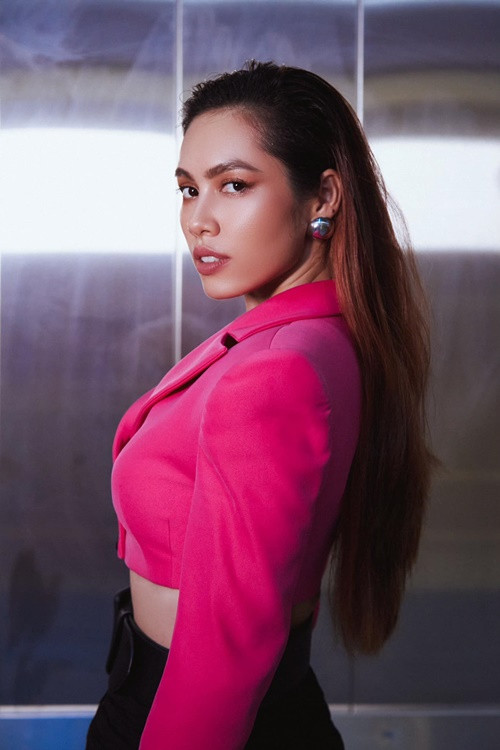 Trước Hoa hậu Ý Nhi, một số nàng hậu cũng từng có phát ngôn gây tranh cãi. Năm 2017, khi ngồi ghế giám khảo cuộc thi Hoa hậu Hoàn vũ Việt Nam, Á hậu Hoàng My bất ngờ có phát ngôn bão Damrey không bằng cơn bão dành cho đương kim hoa hậu. Ảnh: FBNV.