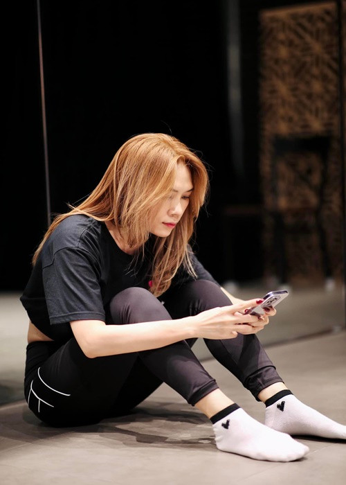 Tháng 4 vừa qua, Mỹ Tâm xác nhận, người trong cuộc gọi điện thoại được cô chúc ngủ ngon ở phim Người giữ thời gian chính là bạn trai của cô. “Họa mi tóc nâu” cho biết thêm, tới nay cô vẫn giữ thói quen chúc người yêu ngủ ngon. Ảnh: FBNV.