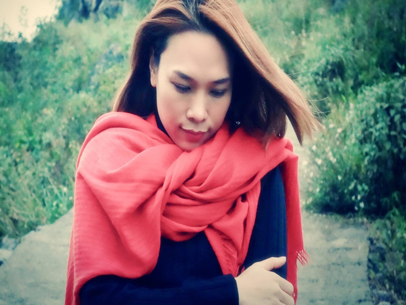 “Họa mi tóc nâu” mất nhiều thời gian để cân bằng cuộc sống sau mỗi cuộc tình không trọn vẹn. “Cảm giác rất đau khổ, kéo rất dài và không muốn làm bất cứ gì hết. Cảm giác đó, không phải buồn mà là rất, rất buồn, cả thế giới như sụp đổ và có thể là tôi không thể chịu nổi nữa. Có lúc, tôi cảm giác phải chi có ai đó có thể khiến mình bất tỉnh rồi mang đi thật xa cũng được”, Mỹ Tâm nói. Ảnh: FBNV.