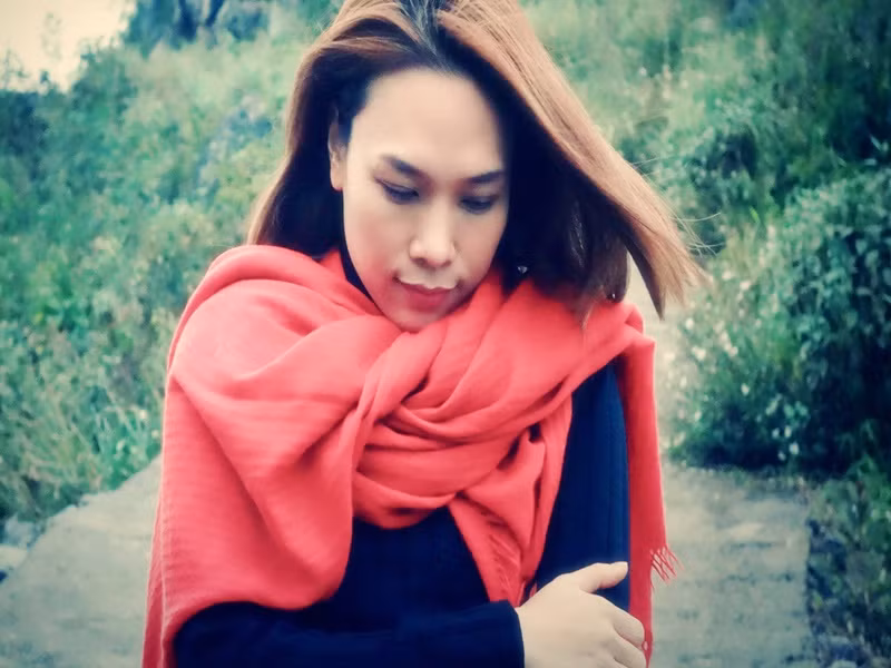 “Họa mi tóc nâu” mất nhiều thời gian để cân bằng cuộc sống sau mỗi cuộc tình không trọn vẹn. “Cảm giác rất đau khổ, kéo rất dài và không muốn làm bất cứ gì hết. Cảm giác đó, không phải buồn mà là rất, rất buồn, cả thế giới như sụp đổ và có thể là tôi không thể chịu nổi nữa. Có lúc, tôi cảm giác phải chi có ai đó có thể khiến mình bất tỉnh rồi mang đi thật xa cũng được”, Mỹ Tâm nói. Ảnh: FBNV.