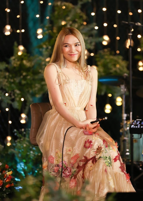 Trong cuộc phỏng vấn với Dân Việt, Mỹ Tâm cũng chia sẻ về việc yếu đuối trong tình cảm. Cô tâm sự: “Tính cách của tôi chỉ mạnh mẽ, đàn ông trong công việc mà thôi. Nhưng khi đã yêu rồi thì tôi rất yếu đuối, tôi yêu như thể đâm đầu vào tường và chẳng còn biết gì nữa. Tôi cũng cô đơn, đau khổ, dằn vặt, thậm chí “chết lên chết xuống” như bao cô gái khác, những lúc như vậy, tôi thấy mình mệt mỏi vô cùng”. Ảnh: FBNV.