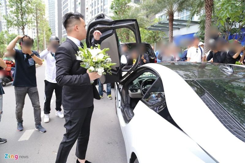Trong lễ rước dâu của Diệp Lâm Anh, nhiều xe sang xuất hiện. Ảnh: Zing.
