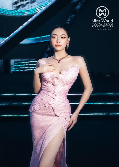 Thời điểm trở thành Hoa hậu Thế giới Việt Nam 2019, Lương Thùy Linh là sinh viên khoa Kinh tế đối ngoại của trường Đại học Ngoại thương Hà Nội. Trước đó, cô là cựu học sinh THPT Chuyên tỉnh Cao Bằng, là thành viên của đội tuyển HSG Toán dự thi cấp quốc gia, sở hữu IELTS 7.5. Ảnh: FBNV.