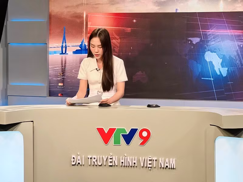 Hoa hậu Mai Phương thực tập làm việc tại Đài Truyền hình Việt Nam với vị trí biên tập viên và dẫn chương hình. Ảnh: FBNV.