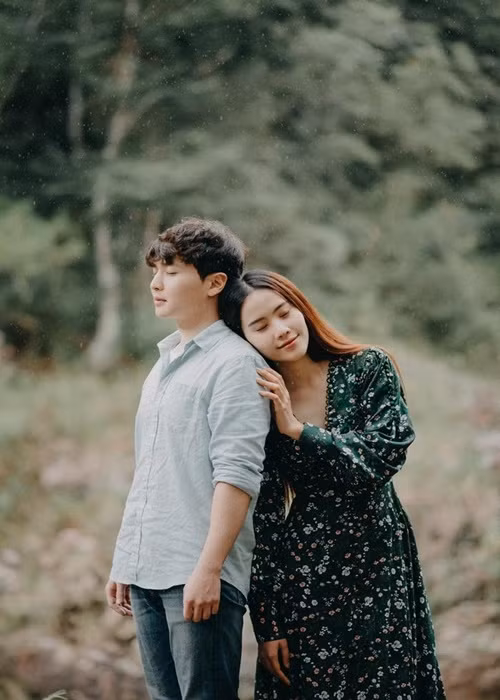 Nam Em gây xôn xao khi tuyên bố hẹn hò Wook Suk - bạn diễn người Hàn Quốc của cô trong MV năm 2018. Một thời gian sau khi công khai tìm hiểu Wook Suk, người đẹp không còn nhắc về mỹ nam người Hàn này nữa. Ảnh: Saostar.