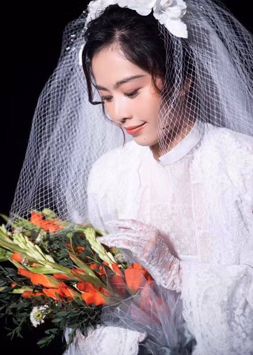 Nam Em cho hay, cô đã tìm được bến đỗ và xin phép không công khai người đàn ông của mình. Người đẹp còn cho biết, việc hát chung với ai cũng chỉ là công việc mà thôi. Nam Em hiện tại không muốn vướng thị phi.