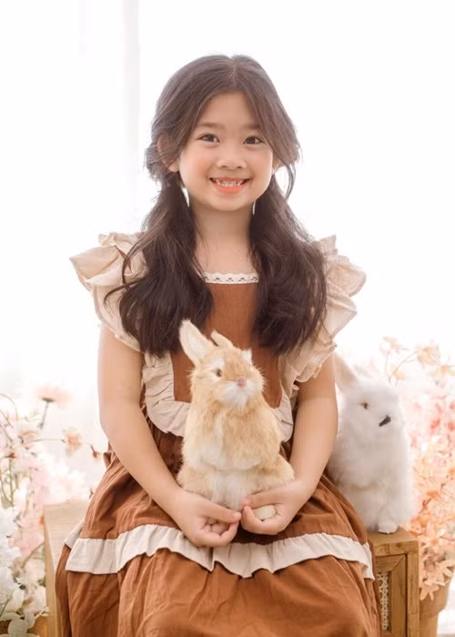 Đôi mắt to tròn của bé Lavie chiếm được thiện cảm của người đối diện. Ảnh: Người Đưa Tin.