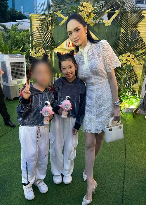 Bé Lavie chụp ảnh cùng Hoa hậu Hương Giang khi đi biểu diễn. Ảnh: FBNV.