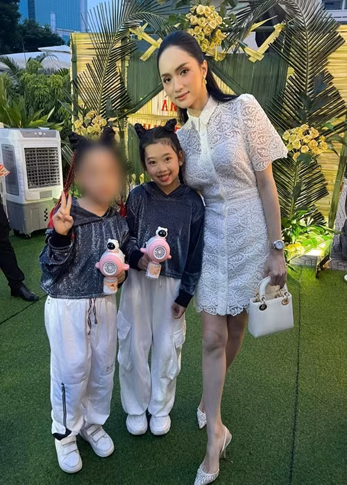 Bé Lavie chụp ảnh cùng Hoa hậu Hương Giang khi đi biểu diễn. Ảnh: FBNV.