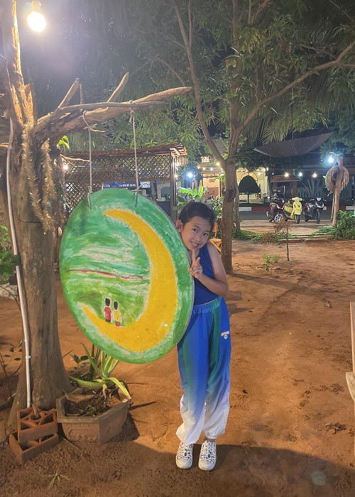 Con gái Mai Phương ngày càng nữ tính. Ảnh: FBNV.