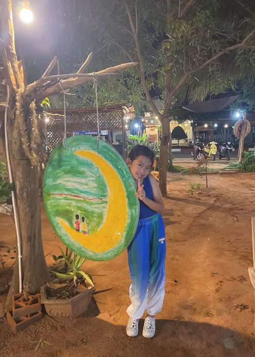 Con gái Mai Phương ngày càng nữ tính. Ảnh: FBNV.