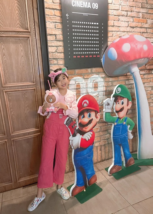 Cô nhóc ăn mặc điệu đà khi đi xem phim. Ảnh: FBNV.