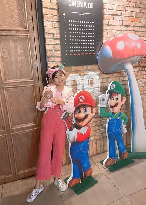 Cô nhóc ăn mặc điệu đà khi đi xem phim. Ảnh: FBNV.