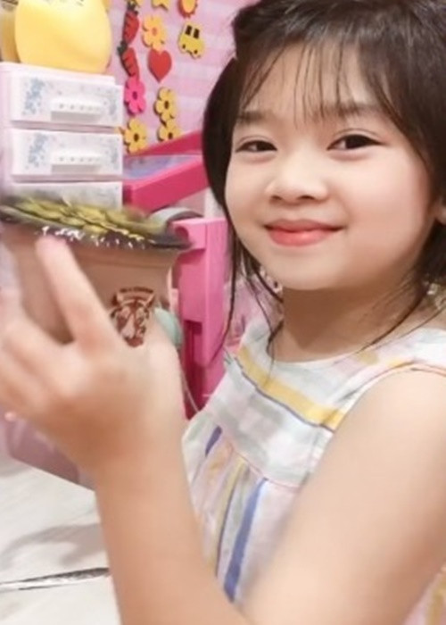 Con gái Mai Phương có nụ cười tươi. Ảnh: Người Đưa Tin.