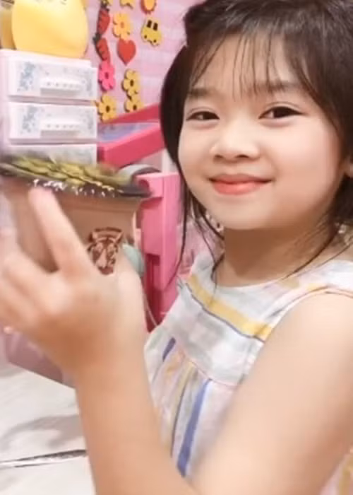 Con gái Mai Phương có nụ cười tươi. Ảnh: Người Đưa Tin.