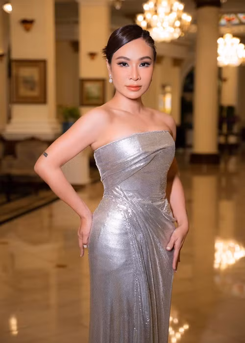 Uyên Linh ngày càng quyến rũ. Hiện tại, cô kín tiếng về chuyện tình cảm. Ảnh: FBNV.