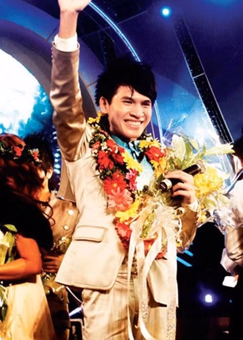 Năm 2008, Quốc Thiên bắt đầu gây chú ý khi trở thành quán quân Vietnam Idol. Giống Phương Vy, sau cuộc thi, Quốc Thiên vẫn ca hát. Ảnh: Thể Thao Văn Hóa.