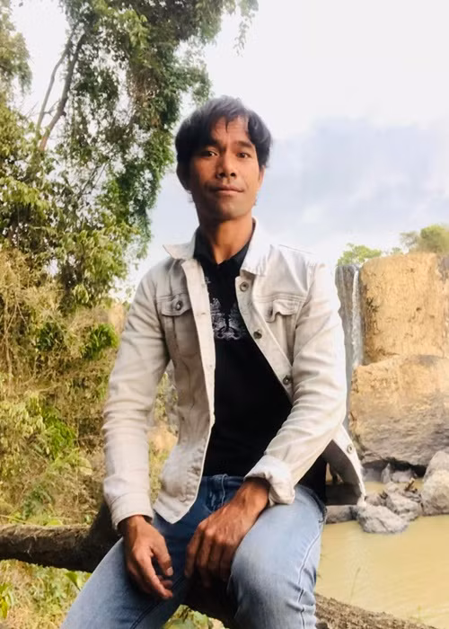 Ya Suy chia sẻ trên Zing năm 2020, anh hài lòng với cuộc sống ở quê nhà. Anh nói thêm: "Nhiều người không ngờ một ca sĩ lại đi làm những việc như trồng cà phê, nuôi gà, cắt cỏ... Họ cười khinh. Nhưng từ nhỏ, tôi đã gắn bó với những công việc này nên tôi vẫn mê nó, xem như cội nguồn và truyền thống cao quý của mình". Ảnh: FBNV.