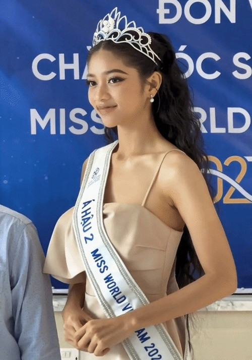 Trong cuộc phỏng vấn với Saostar, Minh Kiên chia sẻ loạt dự định sau khi giành danh hiệu. “Hiện tại, tôi muốn hoàn thành nốt dự án nhân ái cho các bệnh nhân ung thư vú "Nữ chiến binh hồng". Đồng thời, tôi cũng sẽ đi hiến tóc cho Mạng lưới Ung thư vú Việt Nam. Tôi muốn trích một phần tiền để thể hiện sự hiếu thảo cho gia đình và mẹ, thực hiện những ước mơ mà bấy lâu nay mẹ vẫn chưa thực hiện”. Ảnh: Hoa Học Trò.