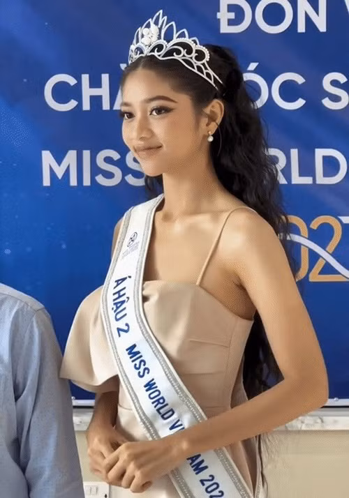 Trong cuộc phỏng vấn với Saostar, Minh Kiên chia sẻ loạt dự định sau khi giành danh hiệu. “Hiện tại, tôi muốn hoàn thành nốt dự án nhân ái cho các bệnh nhân ung thư vú "Nữ chiến binh hồng". Đồng thời, tôi cũng sẽ đi hiến tóc cho Mạng lưới Ung thư vú Việt Nam. Tôi muốn trích một phần tiền để thể hiện sự hiếu thảo cho gia đình và mẹ, thực hiện những ước mơ mà bấy lâu nay mẹ vẫn chưa thực hiện”. Ảnh: Hoa Học Trò.