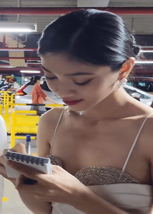 Trong cuộc phỏng vấn với Phụ Nữ Số, Minh Kiên chia sẻ về việc phụ giúp gia đình sau khi nổi tiếng. “Mẹ tôi là người giúp việc không sai nhưng để mẹ làm giúp việc suốt đời thì là tôi sai. tôi sẽ lo lắng cho gia đình nhiều hơn, không chỉ tiền thưởng mà cả những số tiền sạch mà tôi tạo ra bằng chính công việc của mình", cô nói. Ảnh: Hoa Học Trò.