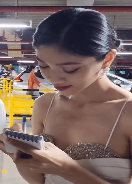 Trong cuộc phỏng vấn với Phụ Nữ Số, Minh Kiên chia sẻ về việc phụ giúp gia đình sau khi nổi tiếng. “Mẹ tôi là người giúp việc không sai nhưng để mẹ làm giúp việc suốt đời thì là tôi sai. tôi sẽ lo lắng cho gia đình nhiều hơn, không chỉ tiền thưởng mà cả những số tiền sạch mà tôi tạo ra bằng chính công việc của mình", cô nói. Ảnh: Hoa Học Trò.