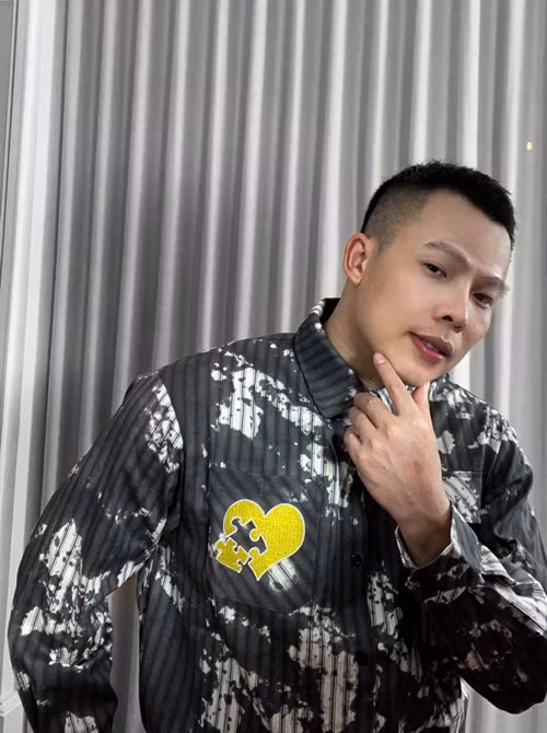 Ông bầu cho biết, anh vay của bà N.T.H (bên chủ nợ) là 12.000 USD trong lúc công ty đang gặp khó khăn về tài chính. Tuy nhiên, sau đó bà N.T.H tuyên bố tặng khoản vay trước đó sau khi được Khắc Tiệp giúp đỡ trong một phi vụ làm ăn. Ảnh: FBNV.