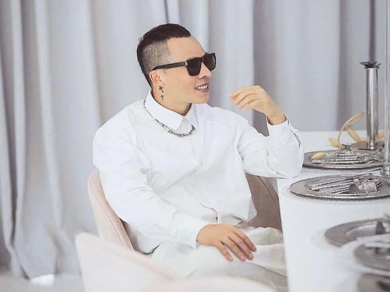 “Nhân viên mình nói không đi là mất cọc. Bạn ậm ừ và giờ gây áp lực. Gia đình này được cả hai vợ chồng thông minh hiểu biết về từ “cọc” . Sau này nên cẩn thận và suy nghĩ kỹ. Đừng lấy tiền sữa của con đi chơi đặt cọc và kêu ca đòi lại”, Khắc Tiệp nhắn nhủ hai người tố. Sau khi ông bầu lên tiếng, lùm xùm lắng xuống. Ảnh: FBNV.