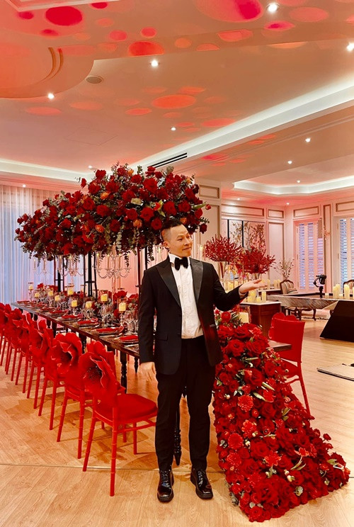 Năm 2019, một tài khoản Facebook cho biết vợ chồng cô đã đăng ký dự đêm tiệc của Khắc Tiệp tại Cannes và chuyển khoản hơn 100 triệu trước 6 tháng nhưng vì lý do gia đình nên không đi được. Theo cặp vợ chồng này, khi trao đổi với phía Khắc Tiệp, nhân viên của ông bầu nói rằng sẽ hoàn lại tiền. Thế nhưng, sau đó, cặp đôi này nhận được phản hồi không trả tiền từ ông trùm chân dài vì đó là tiền cọc. Ảnh: FBNV.